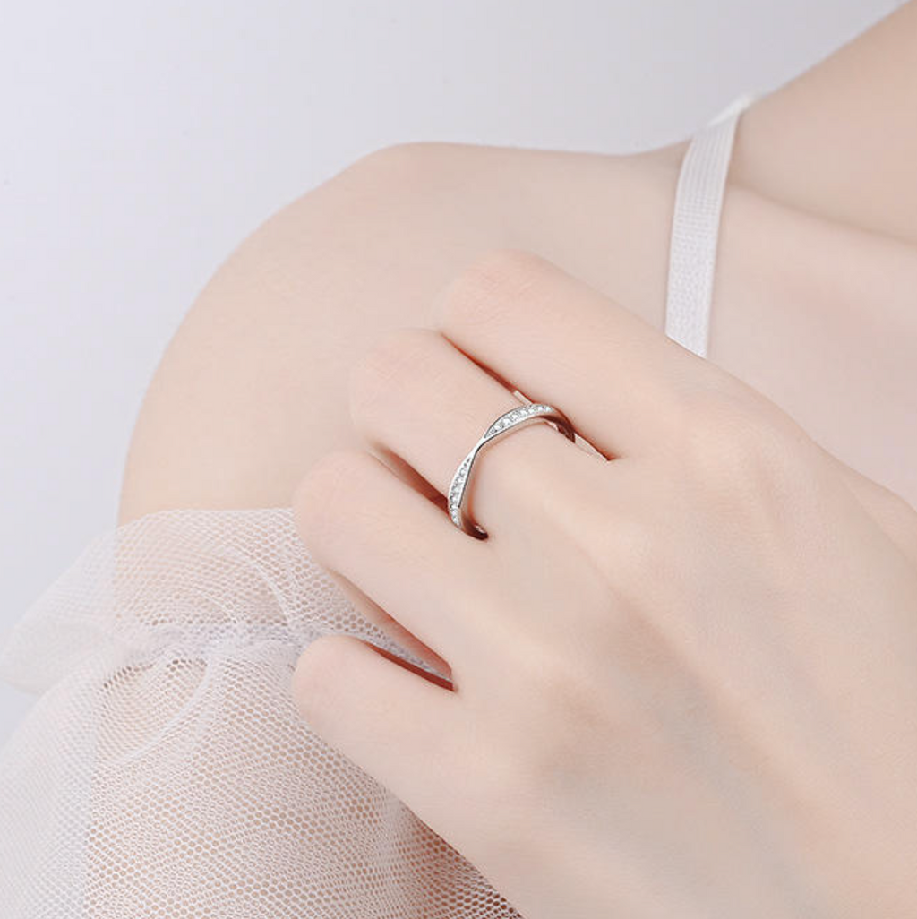 Serpentine Pavé Infinity Band