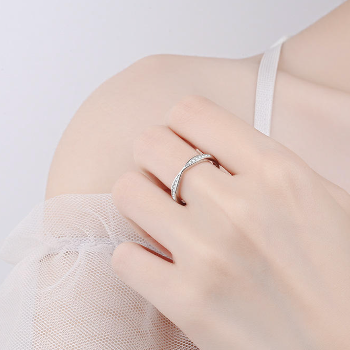 Serpentine Pavé Infinity Band
